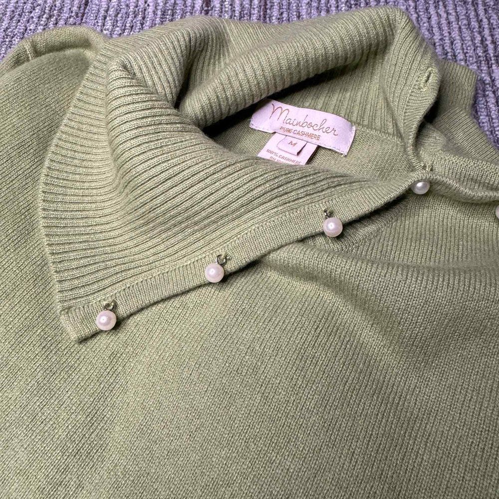Mainbocher Women's Medium Green Pure Cashmere Sweater Turtleneck w/ Pearl Detail